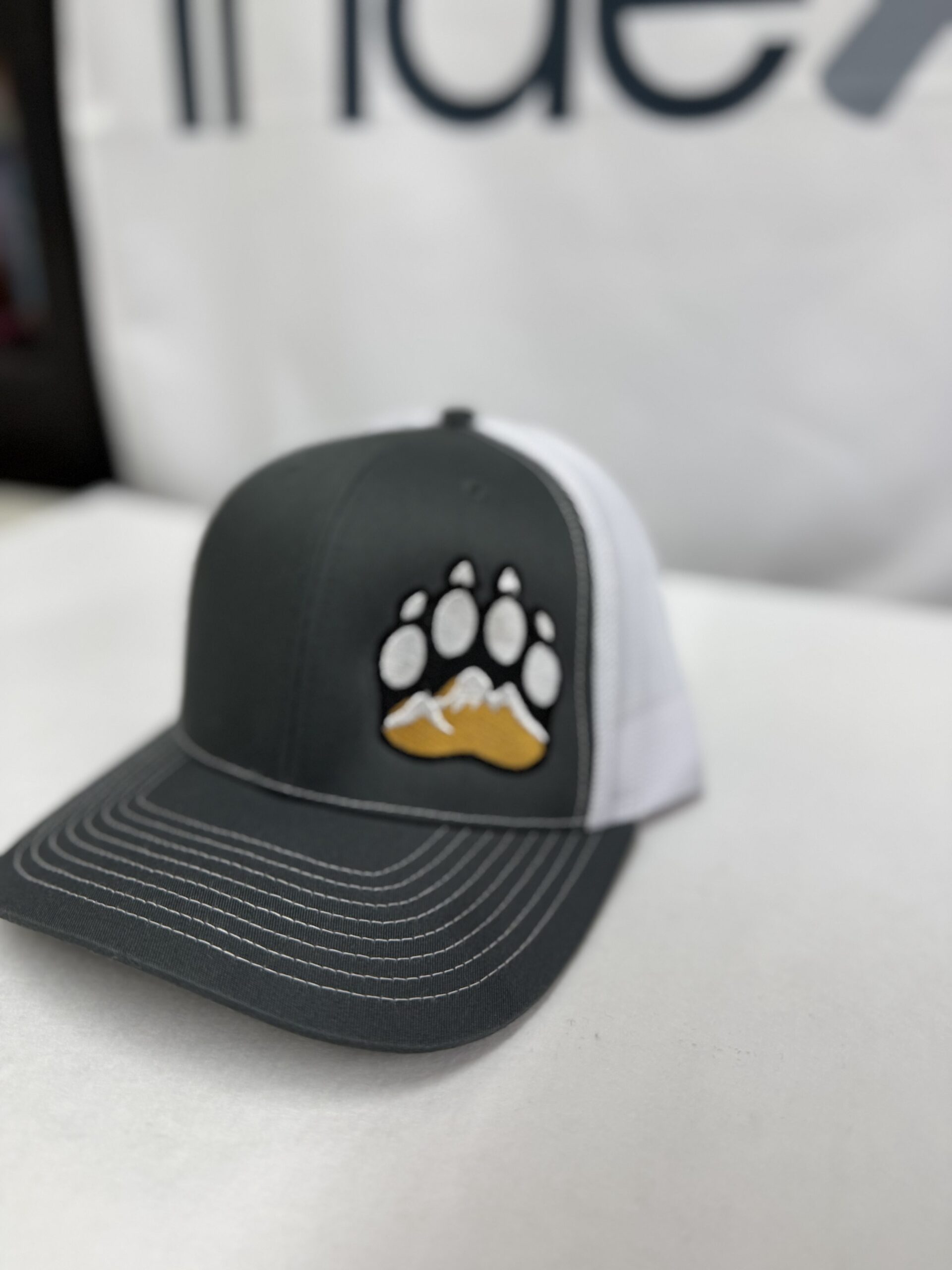 Mountain Paw - 6 panel trucker Grey/White
